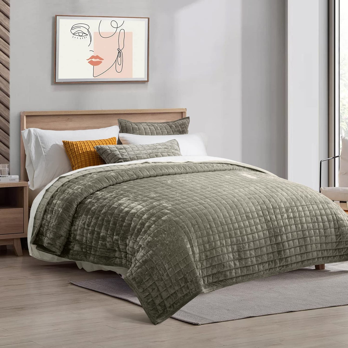 RECYCO Luxury Velvet Quilt King Size, Ultra Soft Velvet Bedding Sets, Lightweight Quilted Velvet Comforter Set, Channel Stitch Oversized Bedspread Coverlet with 2 Pillow Shams, Emerald Green
