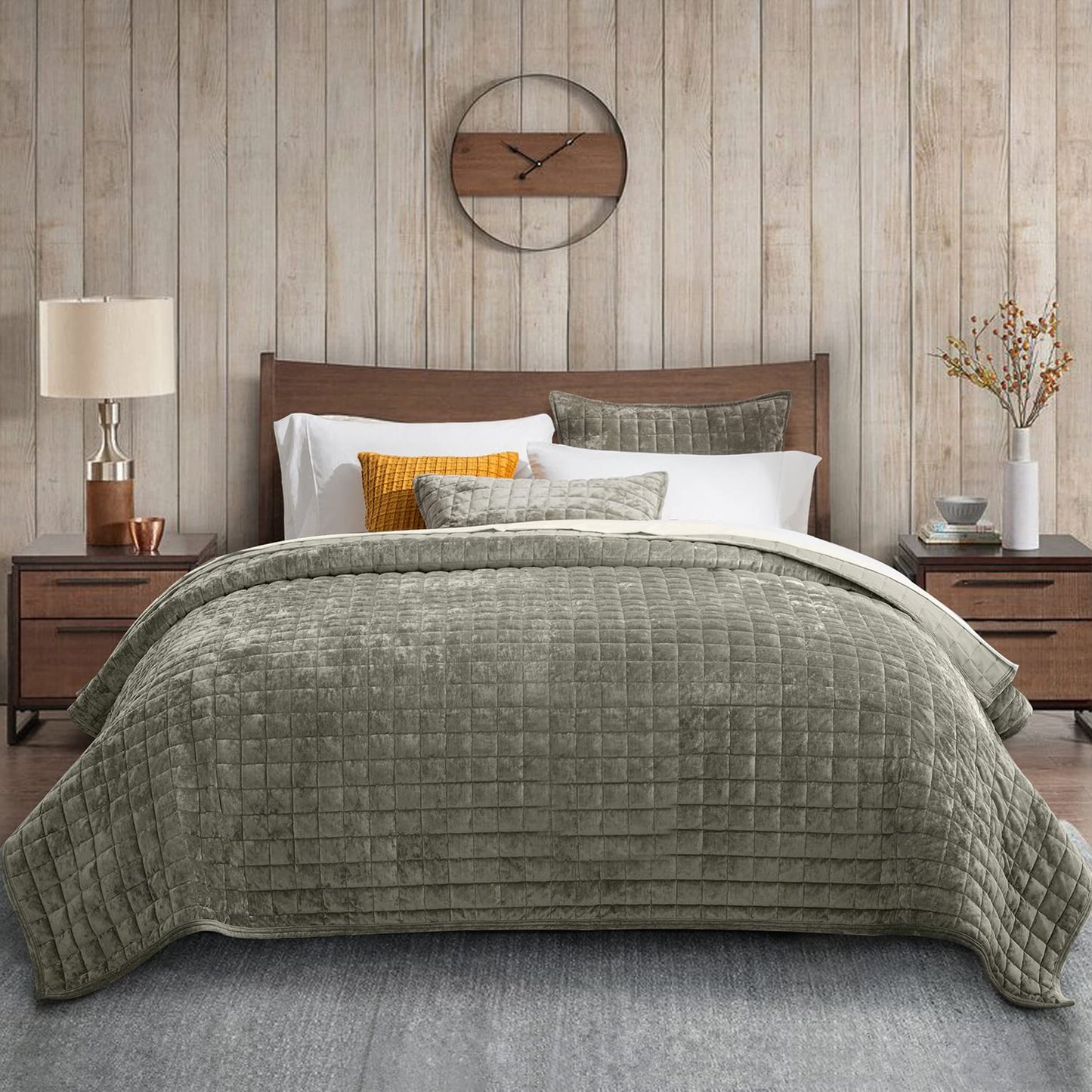 RECYCO Luxury Velvet Quilt King Size, Ultra Soft Velvet Bedding Sets, Lightweight Quilted Velvet Comforter Set, Channel Stitch Oversized Bedspread Coverlet with 2 Pillow Shams, Emerald Green